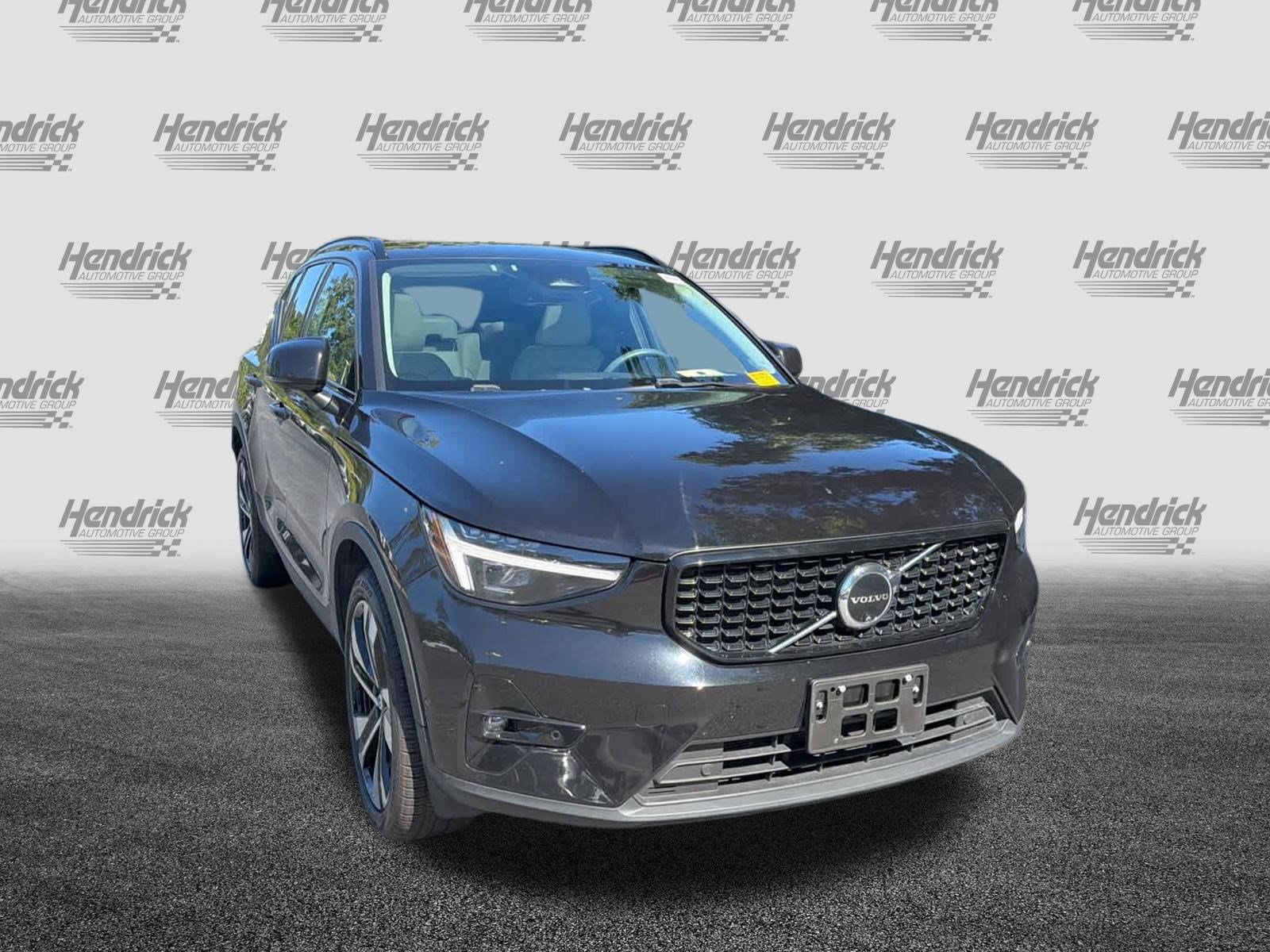 Used 2024 Volvo XC40 B5 Ultimate w/ Protection Package Premier AWD/4WD image 3