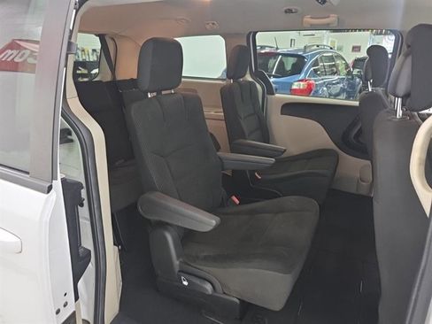 Used 2018 Dodge Grand Caravan SE w/ UConnect Hands-Free Group image 7