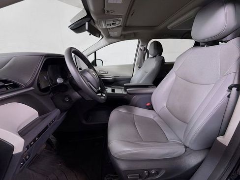 Used 2023 Toyota Sienna Limited AWD/4WD image 24