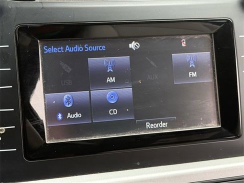 Used 2017 Toyota Highlander LE image 18