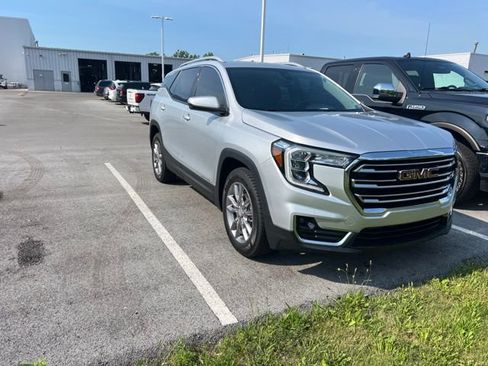 Used 2022 GMC Terrain SLT FWD image 2
