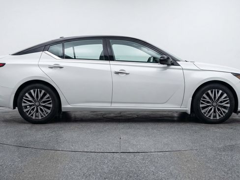 Used 2025 Nissan Altima 2.5 SV FWD image 11