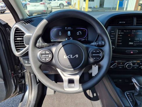 Used 2025 Kia Soul LX w/ LX Technology Package FWD image 30