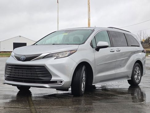 Used 2022 Toyota Sienna XLE image 23