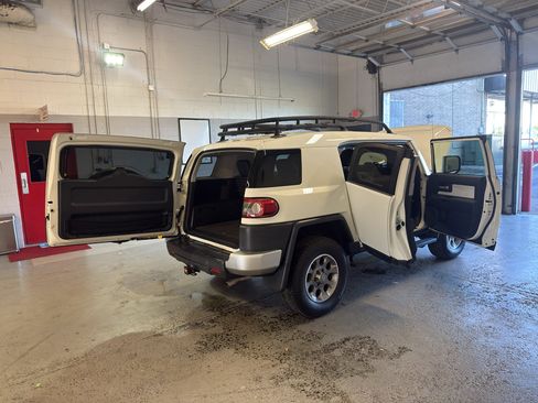 Used 2012 Toyota FJ Cruiser 4WD w/ Upgrade Pkg image 14