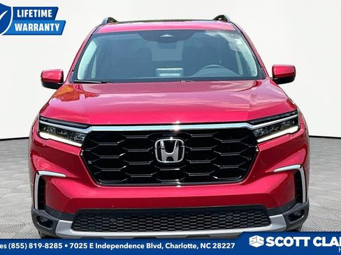Used 2025 Honda Pilot Touring image 2