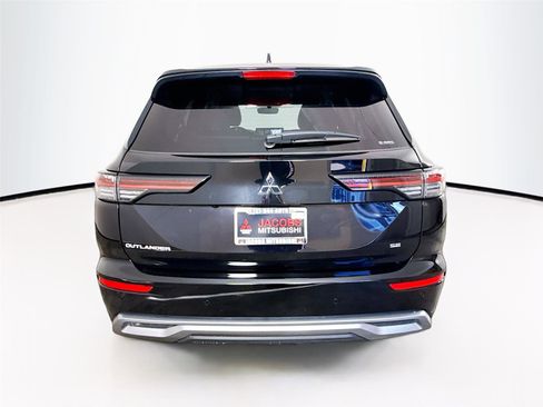 Used 2025 Mitsubishi Outlander SE image 6