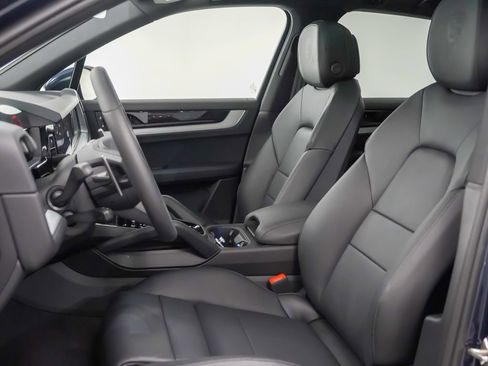 Certified 2025 Porsche Cayenne image 5