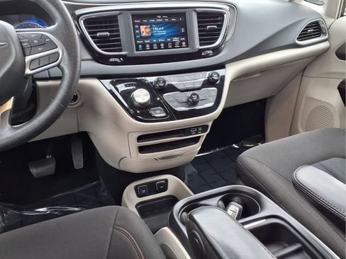 Used 2020 Chrysler Pacifica Touring w/ Tire & Wheel Group FWD image 6