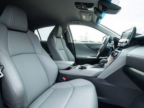 Used 2022 Toyota Venza XLE image 13