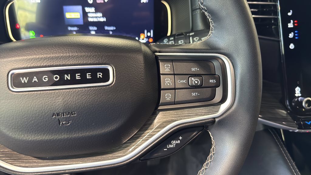 Used 2022 Jeep Wagoneer Series II AWD/4WD image 31