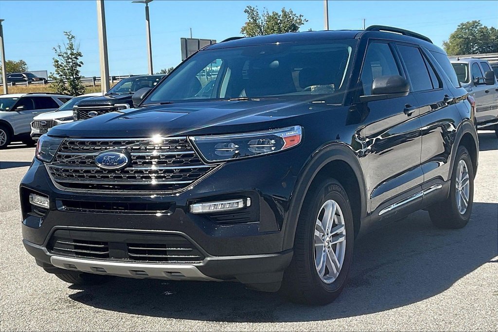 Used 2023 Ford Explorer XLT w/ Equipment Group 202A AWD/4WD image 3