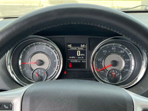 Used 2015 Chrysler Town & Country Touring image 28