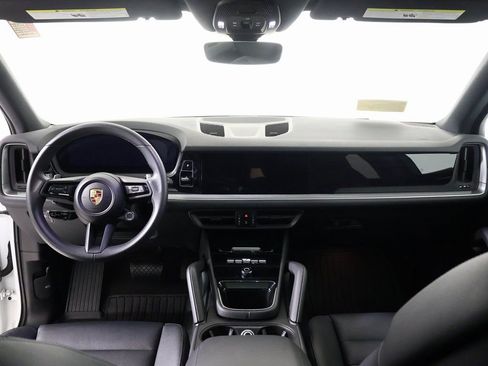 Certified 2025 Porsche Cayenne image 10