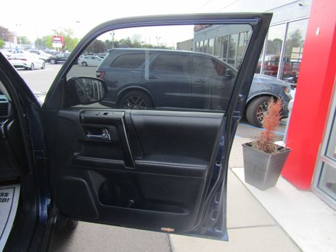 Used 2019 Toyota 4Runner TRD Off-Road AWD/4WD image 17