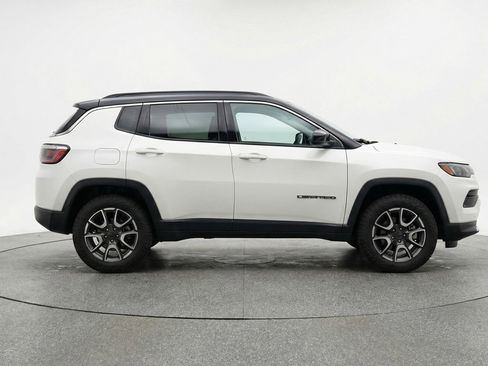 Used 2025 Jeep Compass Trailhawk image 9
