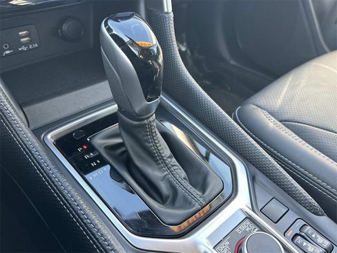 Used 2022 Subaru Forester Limited image 8