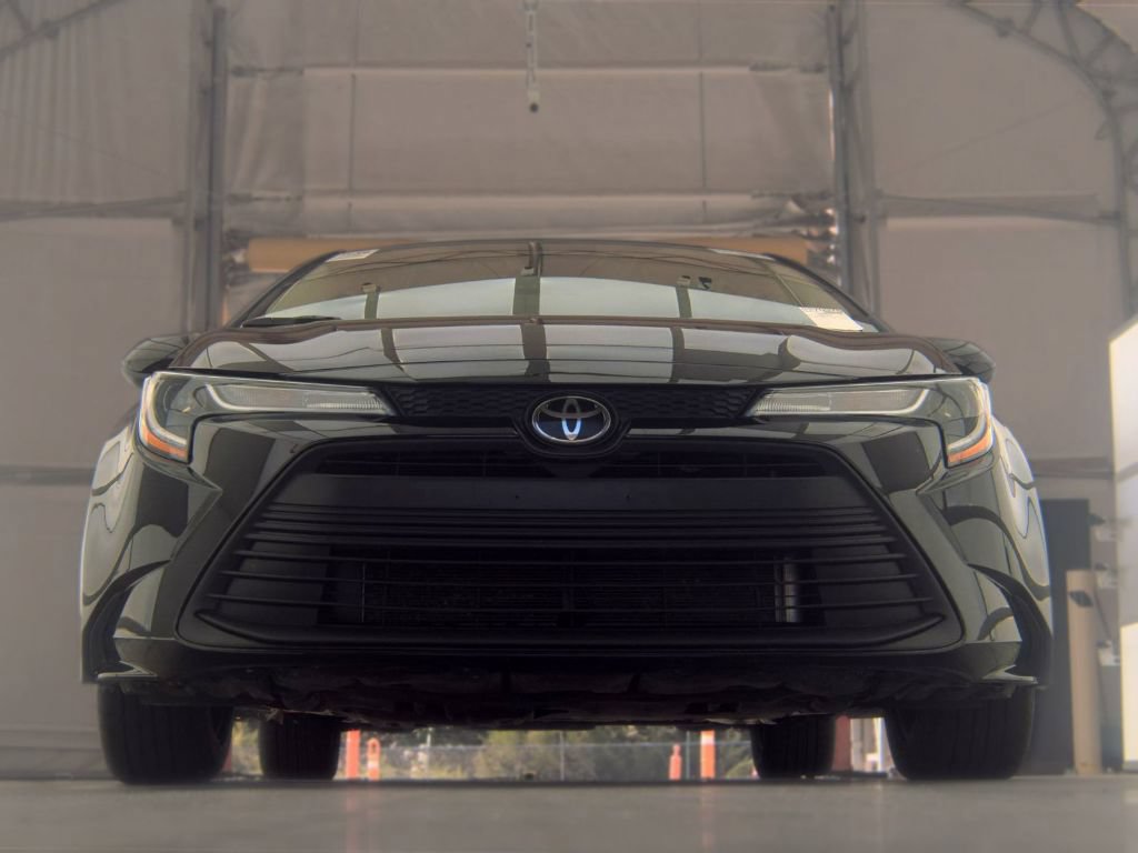 Used 2025 Toyota Corolla LE FWD image 2