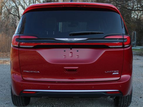 New 2026 Chrysler Pacifica Limited image 7