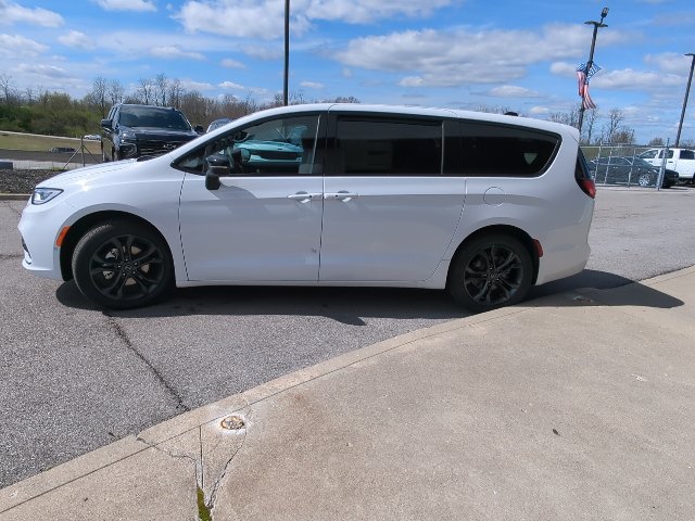 New 2026 Chrysler Pacifica Select FWD image 27