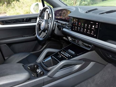 Used 2024 Porsche Cayenne image 47