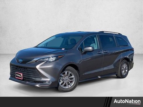 Used 2024 Toyota Sienna XLE image 1
