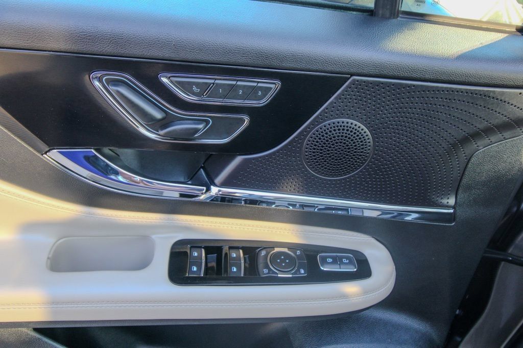 Used 2025 Lincoln Corsair AWD w/ Equipment Group 101A image 13