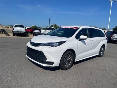 Used 2025 Toyota Sienna LE FWD image 3