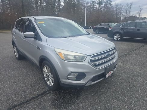 Used 2017 Ford Escape SE image 3