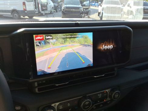 Used 2025 Jeep Gladiator Rubicon AWD/4WD image 30