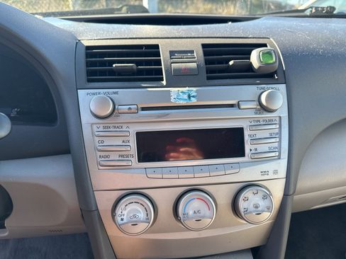 Used 2010 Toyota Camry LE image 7