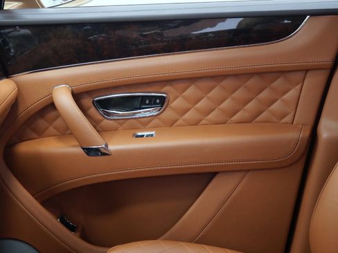 Used 2017 Bentley Bentayga AWD/4WD image 41