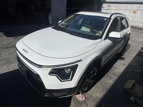Used 2024 Kia Niro EX Touring FWD image 2