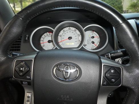 Used 2015 Toyota Tacoma w/ SR5 Package image 13