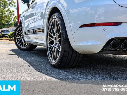 Used 2023 Porsche Cayenne Platinum Edition image 17