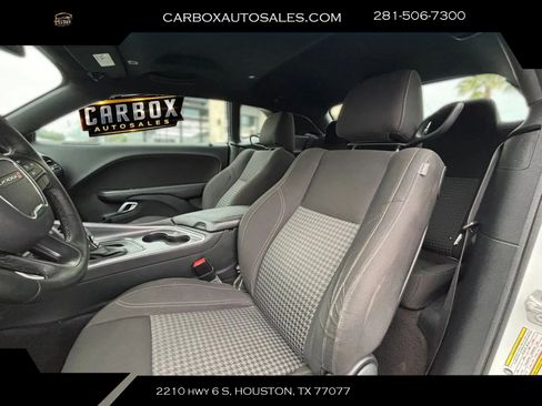 Used 2017 Dodge Challenger R/T w/ Driver Convenience Group RWD image 18