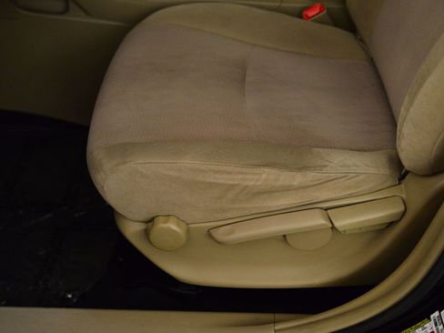 Used 2012 Toyota Highlander FWD image 24