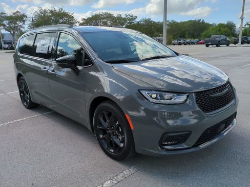 New 2025 Chrysler Pacifica Limited FWD image 2