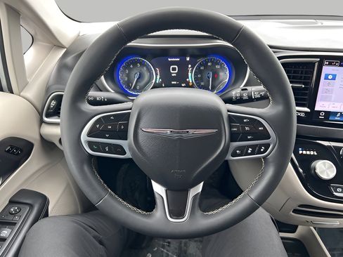 Used 2024 Chrysler Pacifica Touring-L image 46