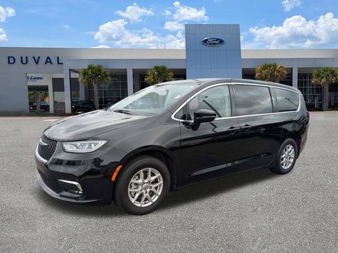 Used 2024 Chrysler Pacifica Touring-L FWD image 8