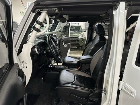 Used 2014 Jeep Wrangler Unlimited Rubicon w/ Max Tow Package AWD/4WD image 18
