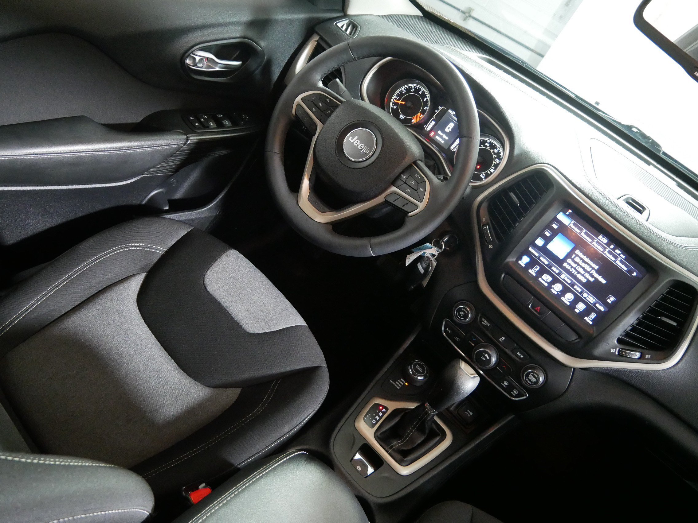 Used 2014 Jeep Cherokee Latitude w/ Cold Weather Group AWD/4WD image 9