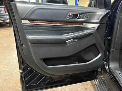 Used 2018 Ford Explorer Platinum AWD/4WD image 30