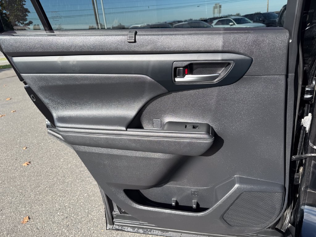 Used 2023 Toyota Highlander XLE AWD/4WD image 21