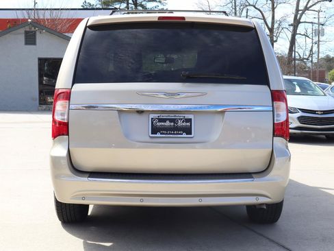 Used 2016 Chrysler Town & Country Touring-L w/ Driver Convenience Group FWD image 5