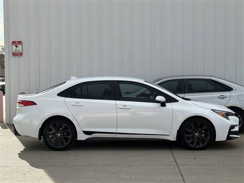 Used 2025 Toyota Corolla SE image 3