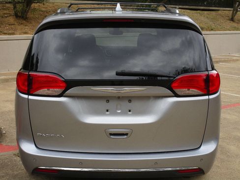 Used 2018 Chrysler Pacifica Touring-L image 5