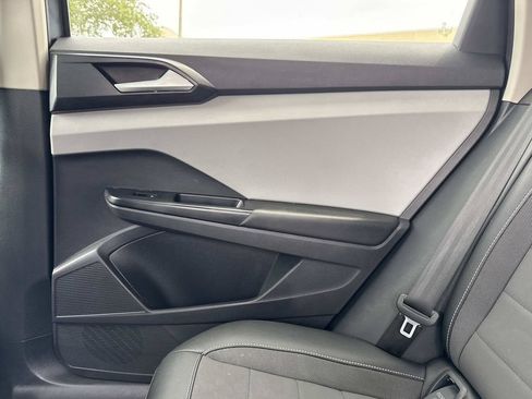 Used 2022 Volkswagen Taos SE w/ Panoramic Sunroof Package FWD image 16