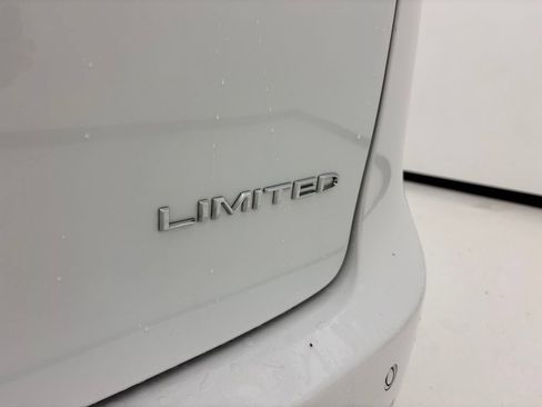 Used 2023 Chrysler Pacifica Limited FWD image 24