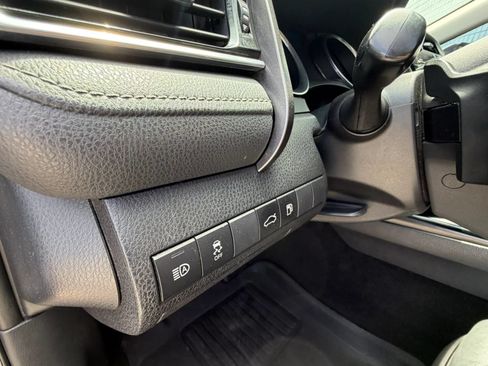 Used 2018 Toyota Camry XSE FWD image 16